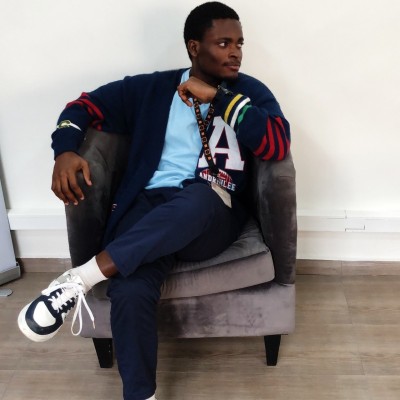 Luc Fotso assis dans un fauteuil